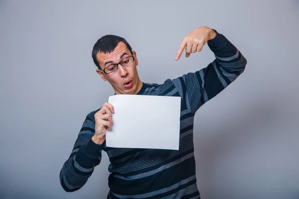 European-looking man of 30 years holding a blank sheet — Stock Photo, Image