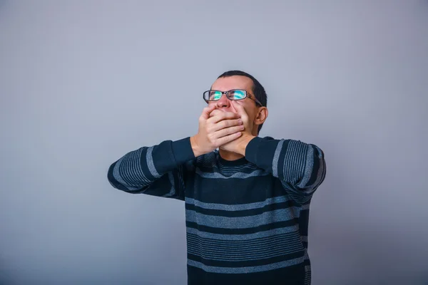 Mannetje van Europees uiterlijk brunet heeft betrekking op haar mond geeuwen, yaw — Stockfoto