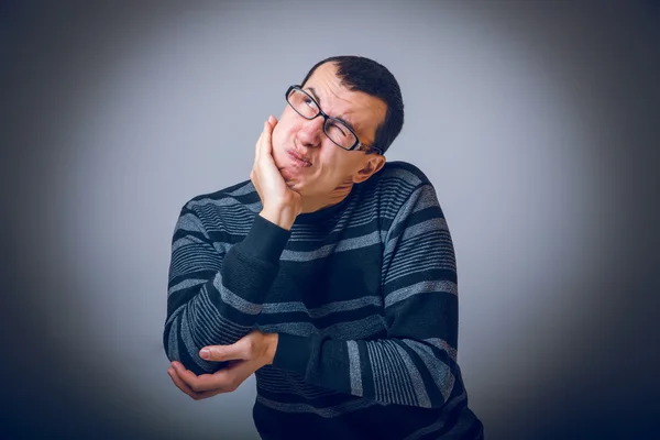 Mannetje van Europees uiterlijk brunet ingedrukt een hand aan Wang — Stockfoto