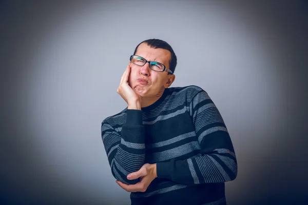 Mannetje van Europees uiterlijk brunet stak zijn hand aan Wang — Stockfoto