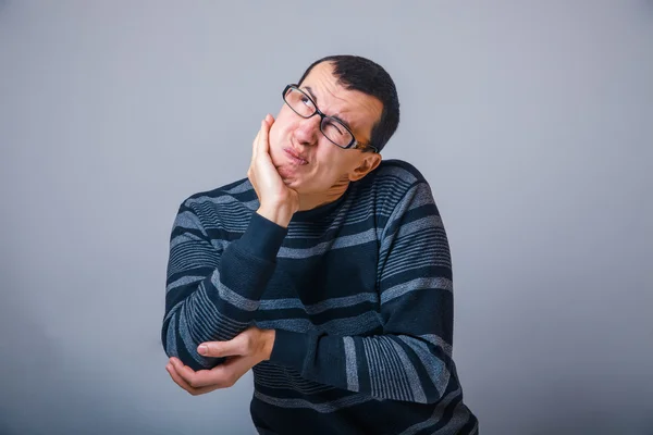 Mannetje van Europees uiterlijk brunet ingedrukt een hand aan Wang — Stockfoto