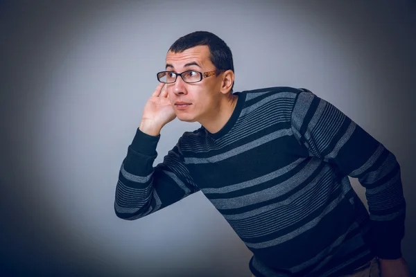 Mannetje van Europees uiterlijk brunet stak zijn hand aan oor dakranden — Stockfoto