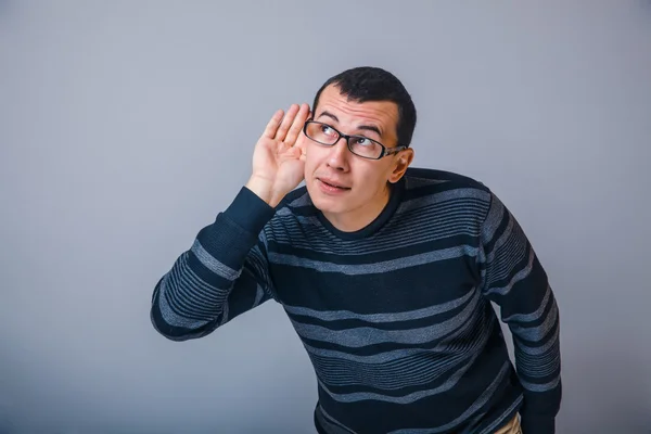 Masculino de aparência europeia morena colocar a mão no ouvido, bainha — Fotografia de Stock