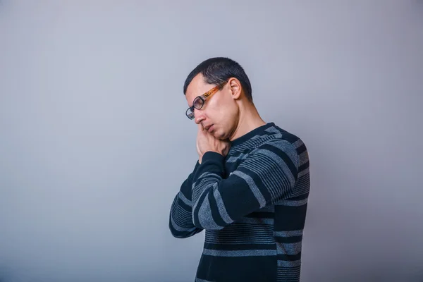 Männchen von europäischem Aussehen brünett schlafend Hände hinter seinem hea — Stockfoto