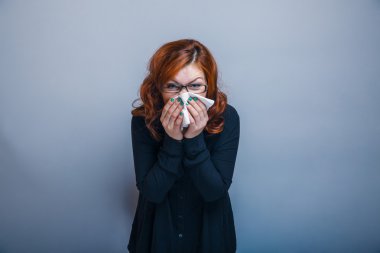 Avrupa görünümlü kadın yaklaşık otuz redhead burnunu üfleme