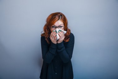 Avrupa görünümlü kadın yaklaşık otuz redhead burnunu üfleme