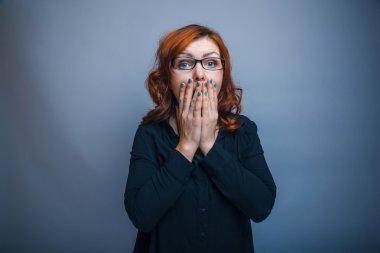 Avrupa görünümlü kadın 30 yıl elleri ona kapsayan ağız, su