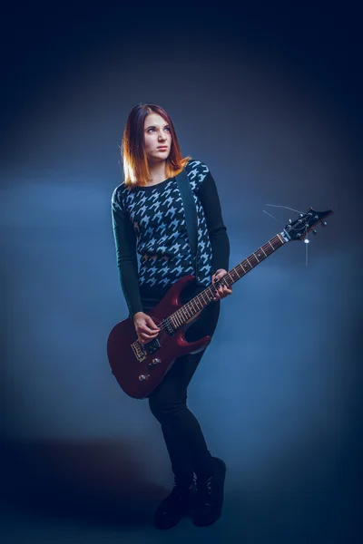 Braune Haare Mädchen von europäischem Aussehen zwanzig Jahre spielen guit — Stockfoto