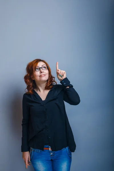 European-looking woman of about thirty redhead shows his hand up — Stock Photo, Image