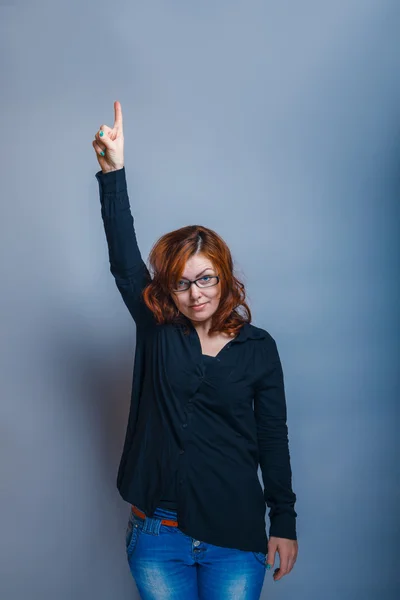 European -looking  woman  of 30 years is pointing in the  direct — Stock Photo, Image