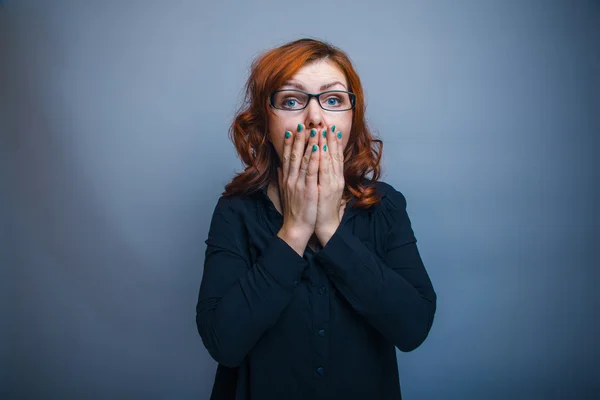 Europäisch aussehende Frau 30 Jahre seine Hände bedecken ihren Mund, su — Stockfoto