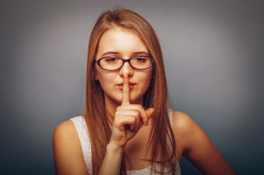 uropean görünüm sarışın kız gözlüklü ona bir parmak koy