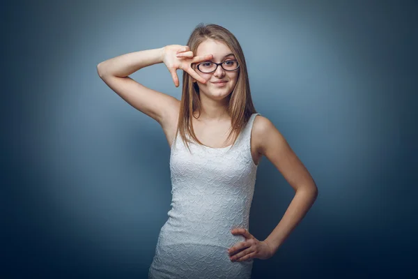 Aspect européen fille blonde avec des lunettes mettre ses doigts à — Photo