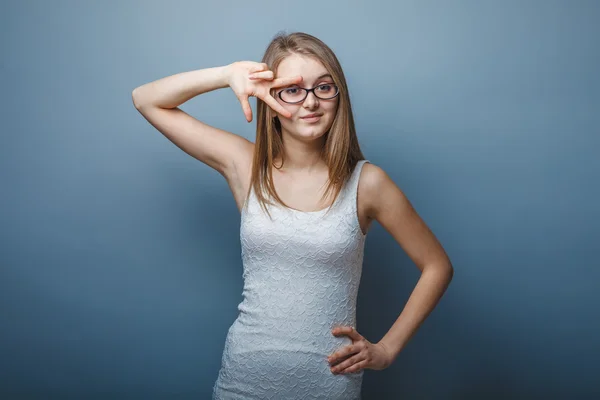 Europeiskt utseende blond tjej med glasögon sätta två fingrar — Stockfoto