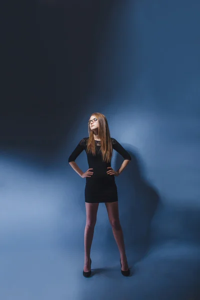 Európai - látszó lány húsz éves a teljes hosszúságú öltö — Stock Fotó