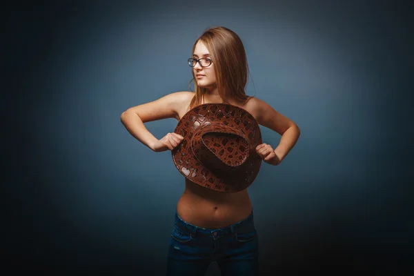 Europäisch aussehende Mädchen von zwanzig Jahren bedeckt die Brust Hut o — Stockfoto