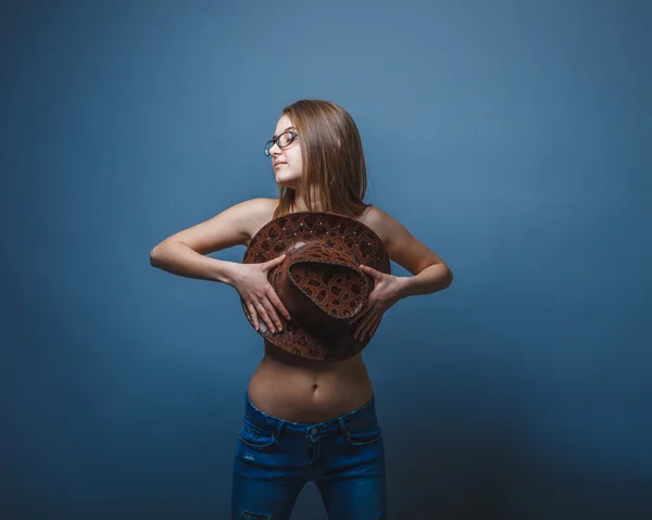 Europäisch aussehende Mädchen von zwanzig Jahren bedeckt die Brustmütze auf einem — Stockfoto