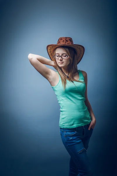 Aspetto europeo ragazza bionda con occhiali e cappello mettere il suo han — Foto Stock