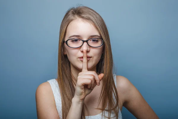 Uropese uiterlijk blond meisje met glazen vinger een aan haar — Stockfoto