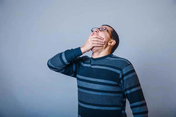 Male of European appearance brunet covered his mouth with his ha — Stock Photo, Image