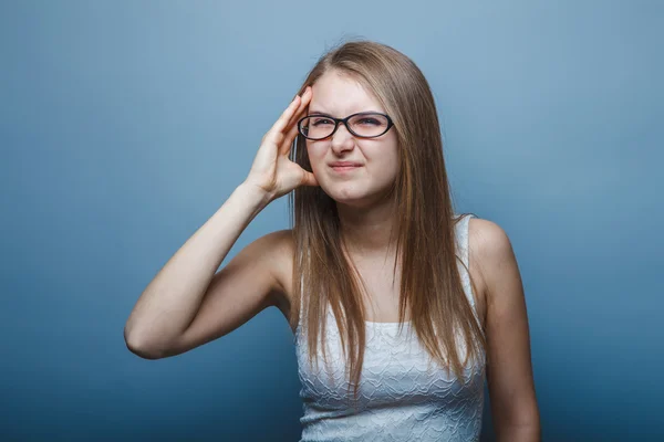 Europees uiterlijk blond meisje met glazen legde een hand aan zijn h — Stockfoto