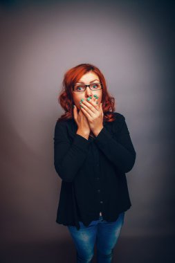 Avrupa görünümlü kadın otuz yıl ağız onu han ile kapsar.