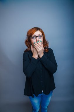 Avrupa görünümlü kadın otuz yıl ağız onu han ile kapsar.