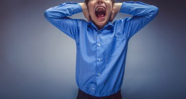 çocuk genç Avrupa görünüm Kahverengi saç onun kulakları s kapalı