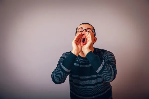 European-looking man of thirty years covers the calls for help o — Stock Photo, Image