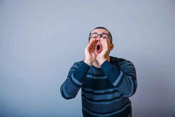 Hombre de aspecto europeo de treinta años cubre las peticiones de ayuda o —  Fotos de Stock