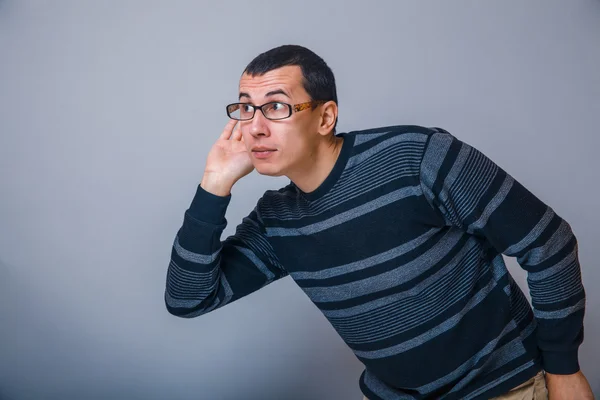 Mannetje van Europees uiterlijk brunet stak zijn hand aan zijn oor dakranden — Stockfoto