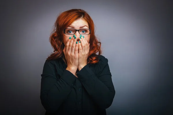 Europäisch aussehende Frau von dreißig Jahren bedeckt Mund mit ihrem — Stockfoto