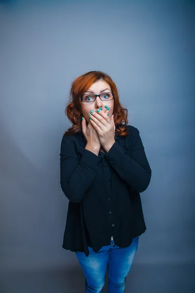 European-looking woman of thirty years covers mouth with her han — Stock Photo, Image