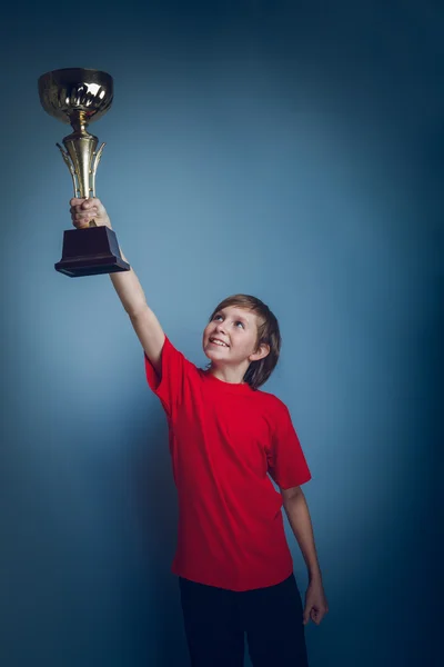 Jongen tiener Europese verschijning in een rood shirt hief zijn hand — Stockfoto