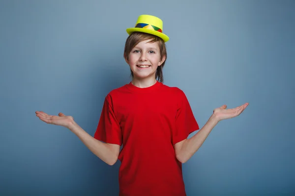 Ragazzo adolescente aspetto europeo nel cappello giallo ha diffuso il suo ar — Foto Stock