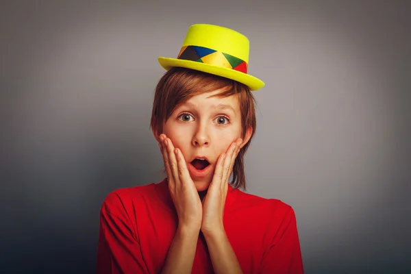 Chico adolescente europeo apariencia en un rojo camisa y amarillo sombrero p — Foto de Stock