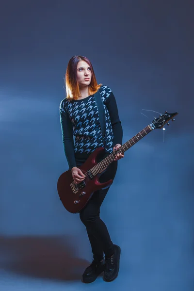 Brown hair girl of European appearance twenty years playing guit — Stock Photo, Image