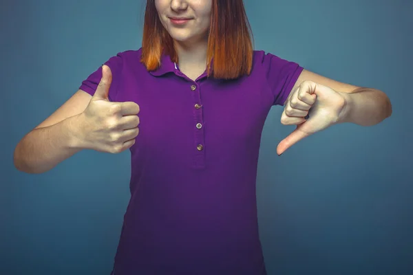 Tjej 20 år av europeiskt utseende haired visar tummen upp si — Stockfoto