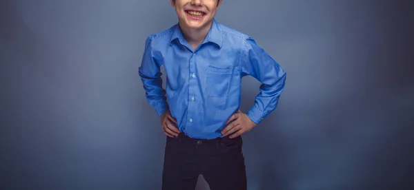 Retrato de um adolescente sorridente de aparência europeia desconhecido — Fotografia de Stock