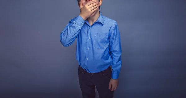 Tiener jongen gaapt tien jaar van Europees uiterlijk bruin haar co — Stockfoto