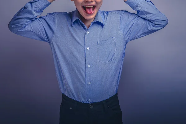 Подростковый мальчик каштановые волосы европейского вида гримасы испытывают — стоковое фото