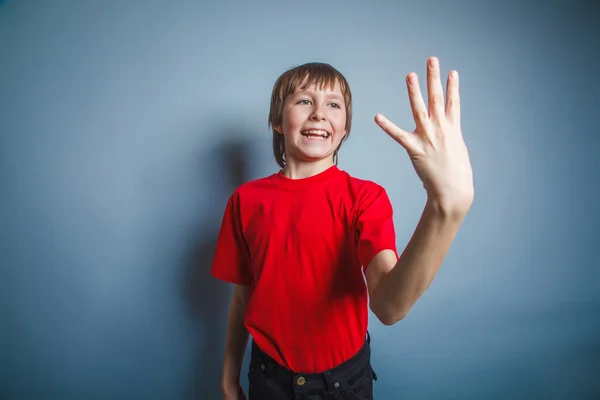 Niño de aspecto europeo de diez años muestra una figura de cuatro dedos en — Foto de Stock