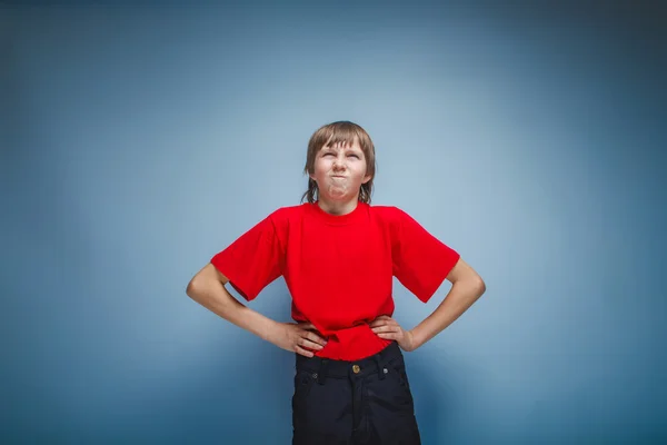Ragazzo adolescente aspetto europeo in una camicia rossa appoggiato contro h — Foto Stock