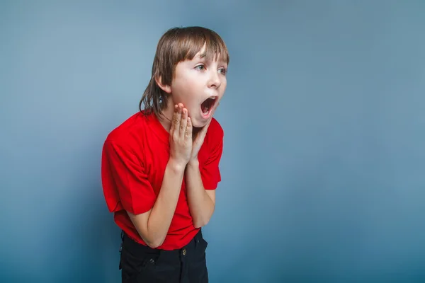 Boy teenager European appearance in a red shirt holding hands at — Stock Photo, Image