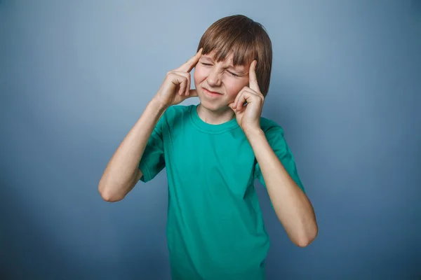 Ragazzo dall'aspetto europeo di dieci anni mal di testa, emicrania su un grigio — Foto Stock