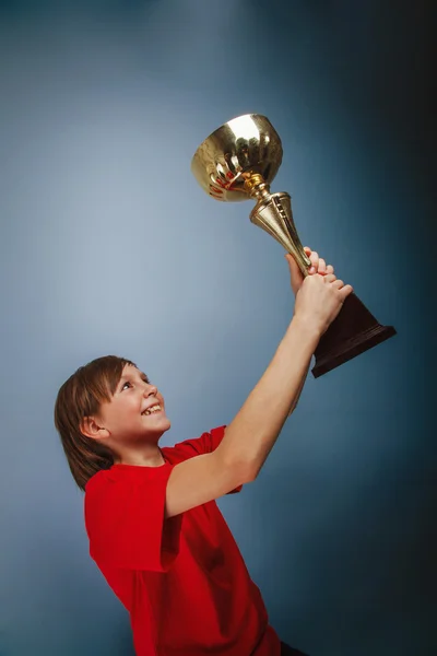 Un niño de doce años de apariencia europea sostiene la copa, la recompensa, t —  Fotos de Stock