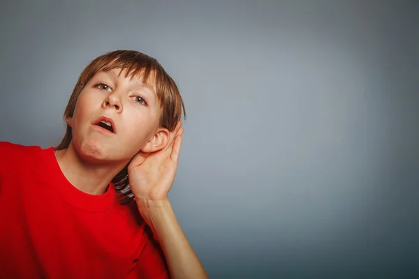 Evropská vzhled chlapec zaslechne deset let, úroky, ucho na g — Stock fotografie
