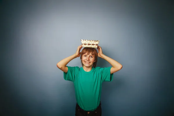 Ragazzo dall'aspetto europeo di dieci anni che tiene un cesto vuoto in h — Foto Stock