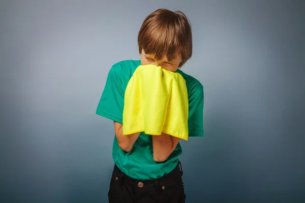 Ragazzo europeo di dieci anni è malato, un fazzoletto su un gr — Foto Stock