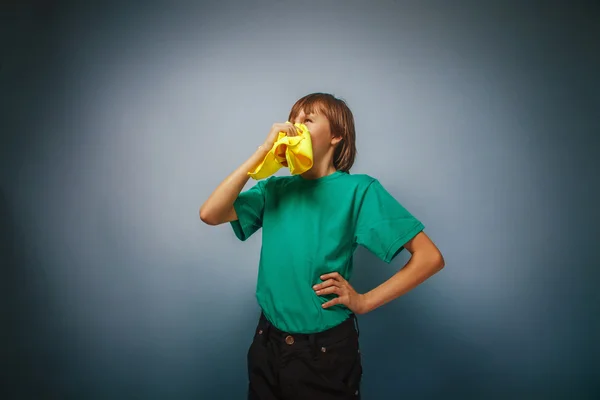 European-looking boy of ten years is ill, a handkerchief, a  run — Stock Photo, Image